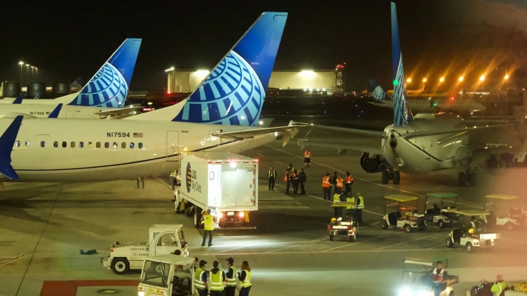  Pasajeros escuchan “hemos sido golpeados“ tras colisión de aviones en San Francisco 