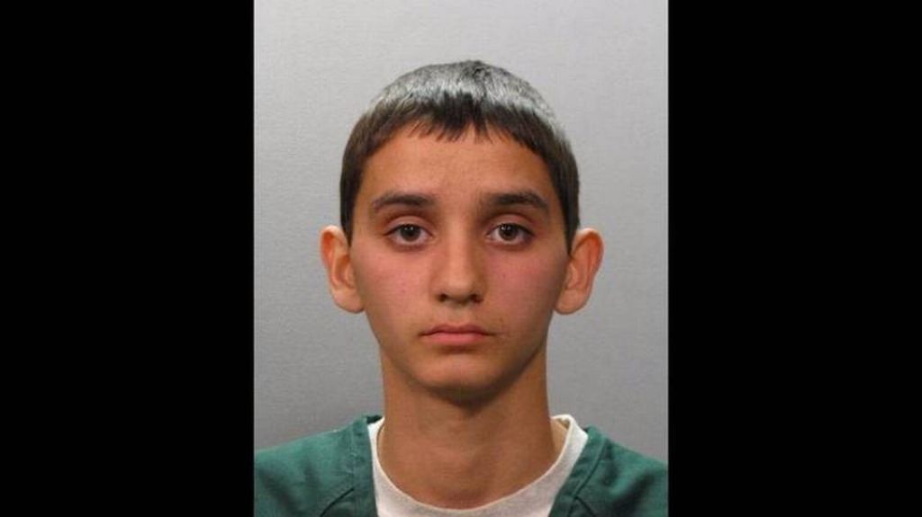 Video: PolicÃ­a se burla de joven condenado a cadena perpetua y le muestra tubo de lubricante en la corte