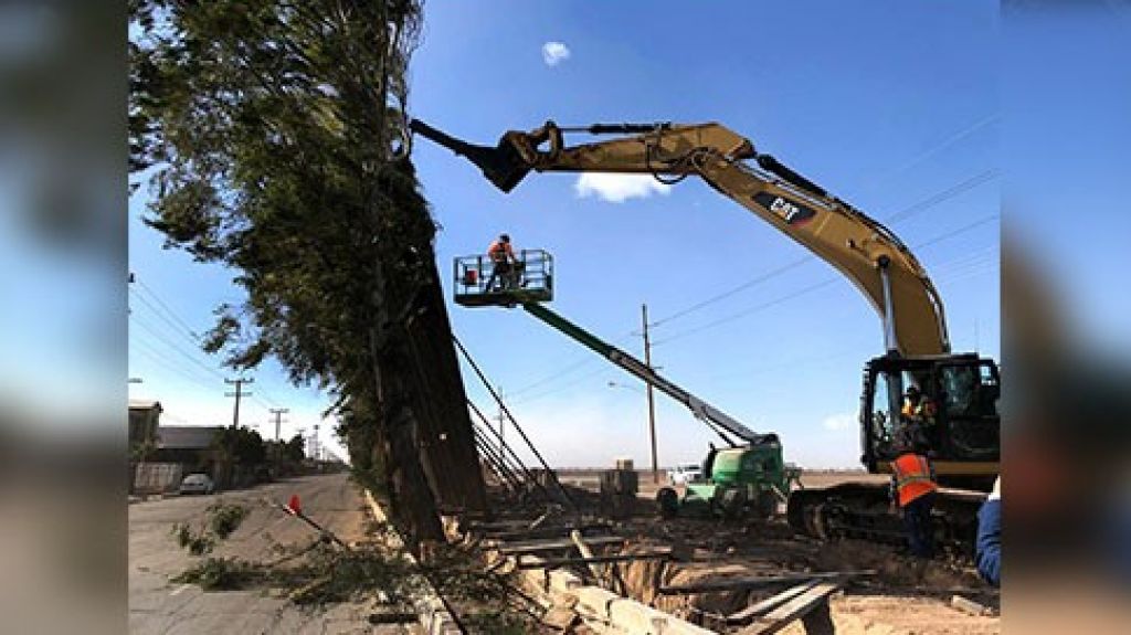  Fuertes vientos derrumban secciones del muro en la frontera con M&eacute;xico 