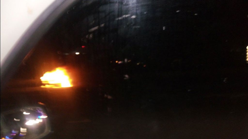  Tap&oacute;n por carro que cogi&oacute; fuego en el expreso De Diego 