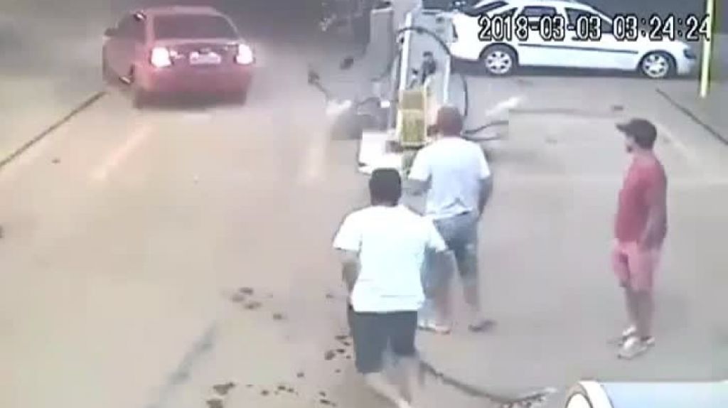  Video: Conductor furioso arrolla varias personas en una gasolinera luego de una discusi&oacute;n &nbsp; 