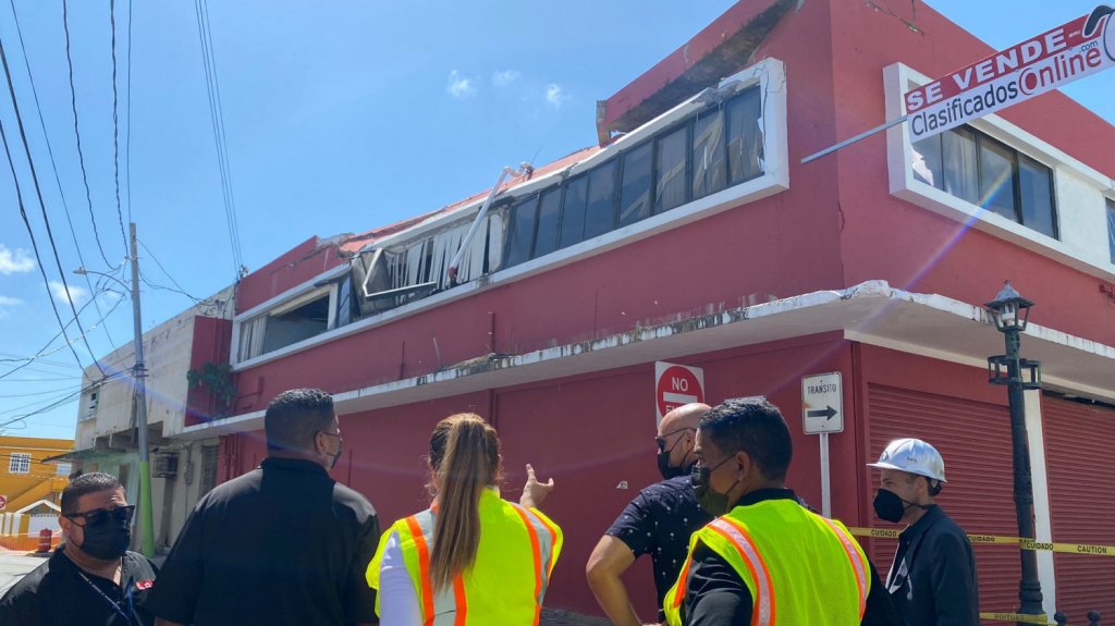  Director de la Nmead inspeccionan estructura colapsada en el pueblo de Fajardo 