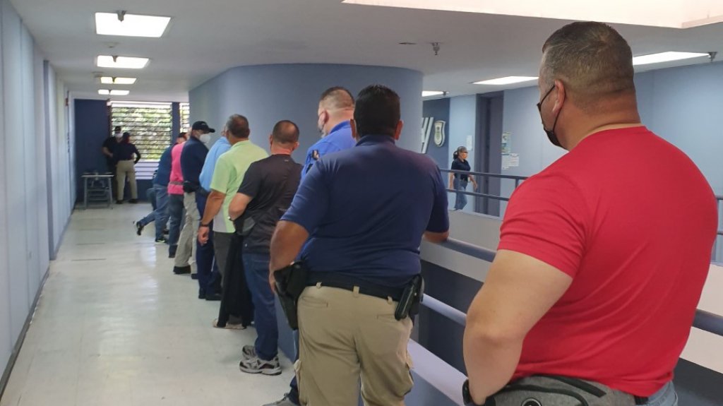  Policías son vacunados con la vacuna de Johnson & Johnson, que requiere de una sola dosis 