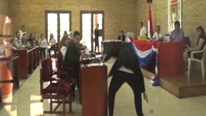 Video: Diputado mete la pata en vistas  pÃºblicas al abrir mensaje de mujer que lanza gritos de excitaciÃ³n sexual