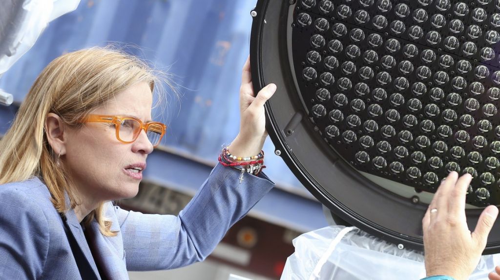  Alcaldesa de San Juan presenta nueva luminaria para el Estadio Hiram Bithorn 