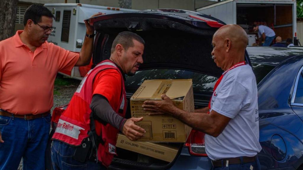  Cruz Roja Americana entrega 400 generadores solares a veteranos en Puerto Rico 