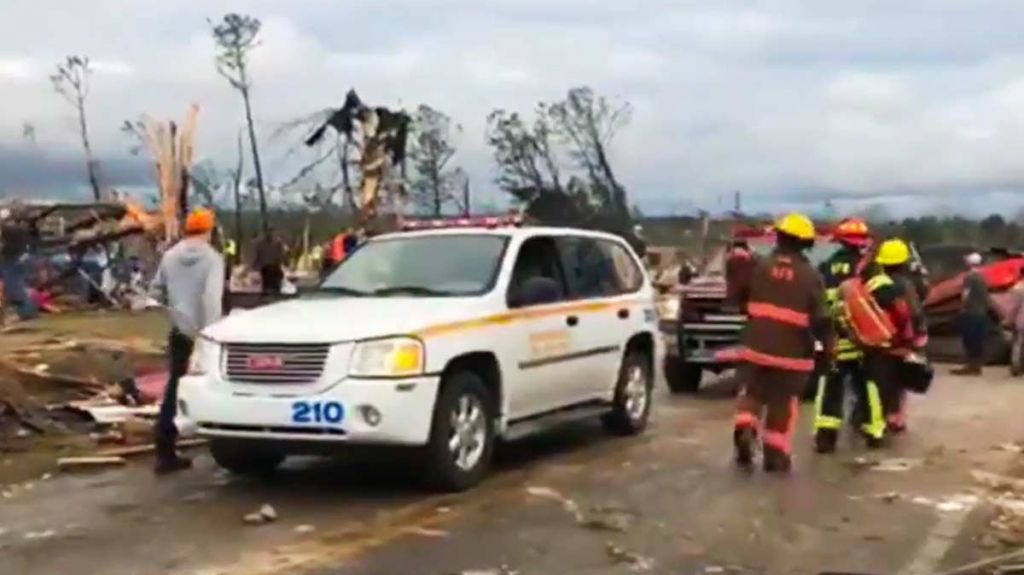 Destrucci&oacute;n y muerte tras el paso de tornados en el sureste de EE.UU. 