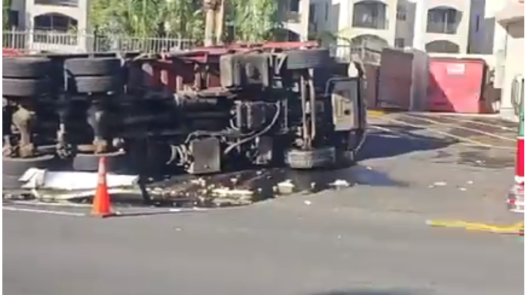  Video: Accidente entre camiones en Trujillo Alto deja camino de basura volcado 