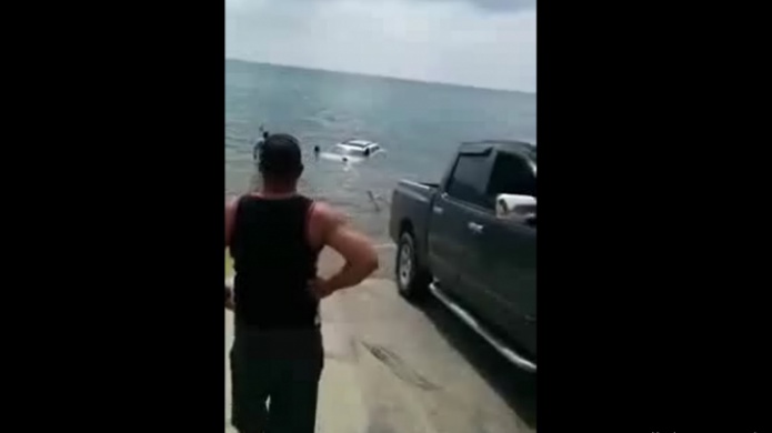 Video: VehÃ­culo cae al Mar en el pueblo AÃ±asco 