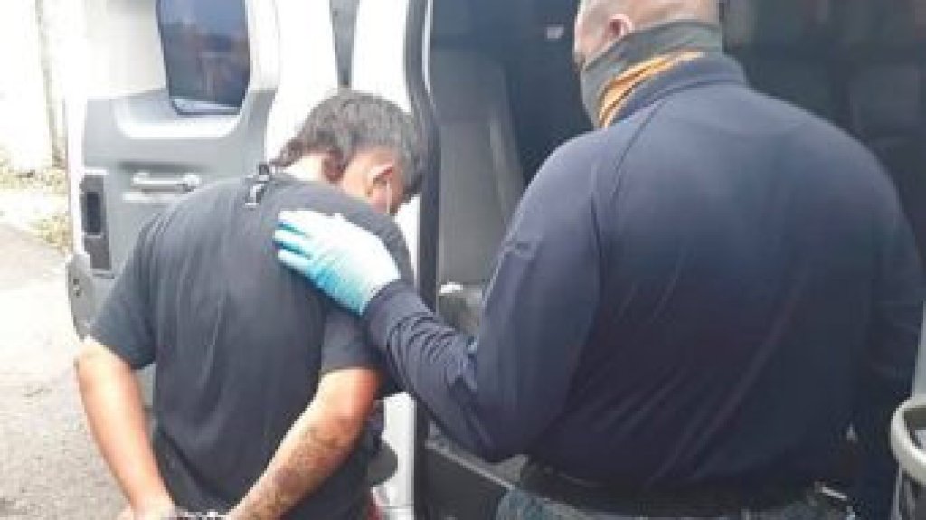  Arrestan a tres individuos y aprehenden a dos menores por veh&iacute;culo hurtado en Caguas 