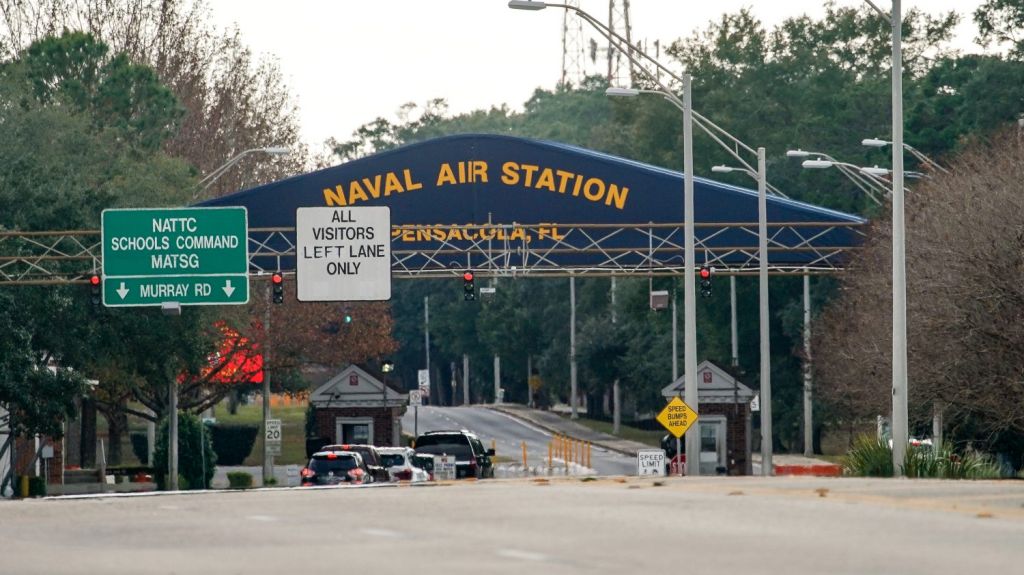  El FBI cree que el tiroteo en la base naval en Florida fue un acto de terrorismo 