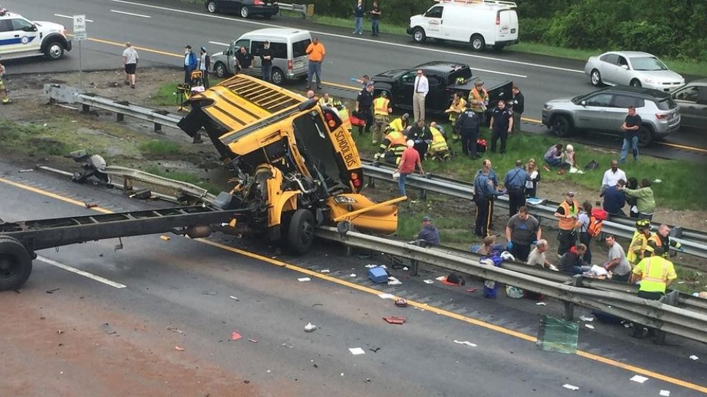  Video: Dos muertos y 45 heridos tras una colisi&oacute;n de un autob&uacute;s escolar con un cami&oacute;n en Nueva Jersey 