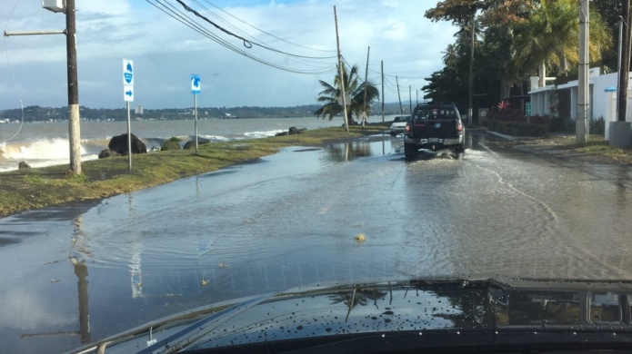 Fuerte oleaje se adentra a carretera de MayagÃ¼ez, mientras frente frÃ­o progresa hacia la isla...