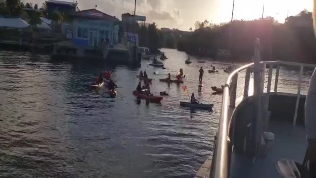 Video: Ciudadanos en Jet Ski y Kayaks impiden el paso de embarcaciones que llegan a Culebra 