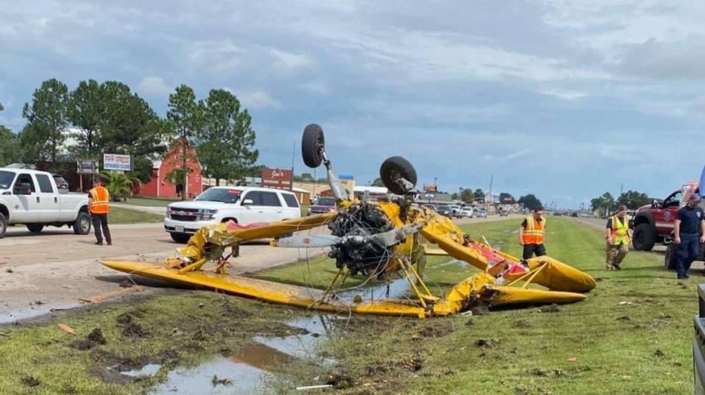  VIDEO: Momento en el que una avioneta se estrella contra una se&ntilde;al de tr&aacute;fico tras una exhibici&oacute;n a&eacute;rea en Texas 
