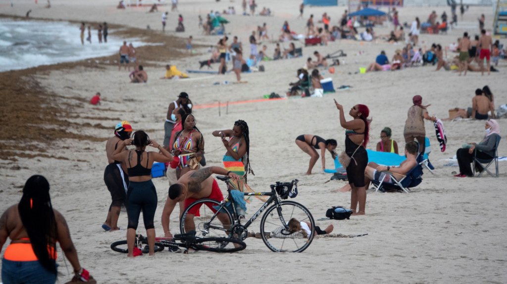  Ante el repunte del COVID-19, EE.UU. apunta a reducir el contacto social 