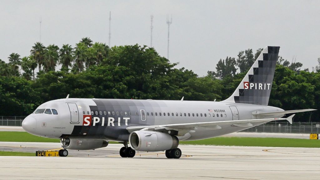  Por mal uso del ba&ntilde;o, bajan a pasajero de avi&oacute;n en Florida 