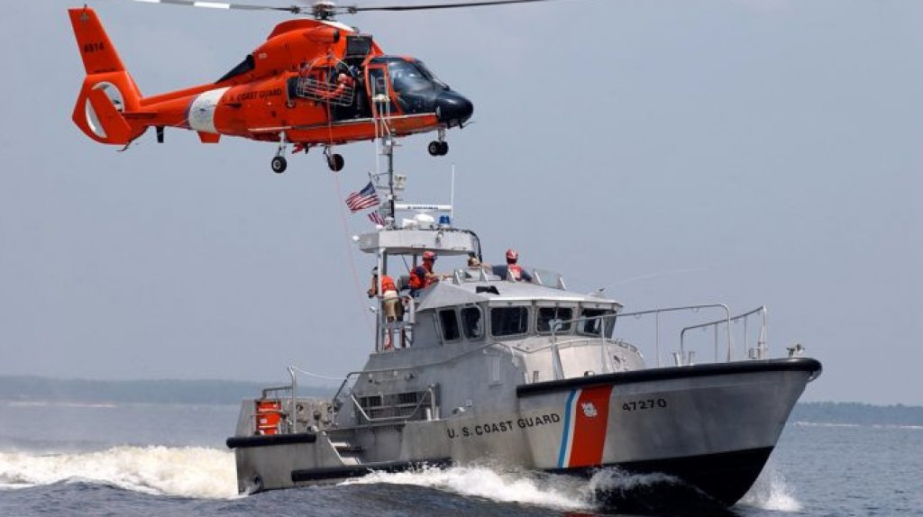  Guardia Costera rescatan a tres personas de una embarcaci&oacute;n volcada frente a Isla de Cabras 