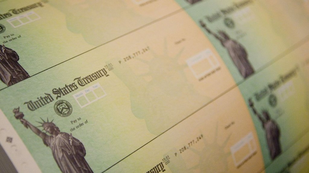  El Gobierno de EEUU empieza a enviar esta noche la ayuda directa a ciudadanos 