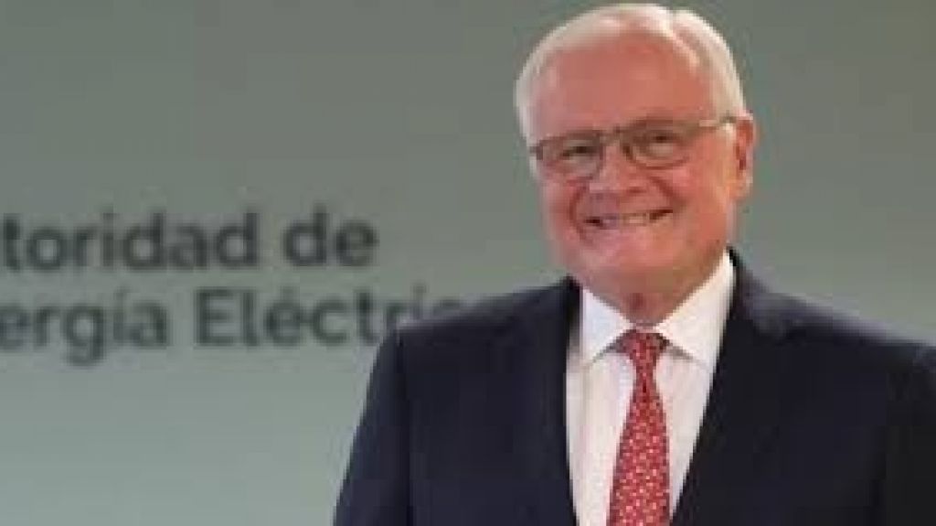  Higgins, tercero contrata amigo como consultor por $315 mil 