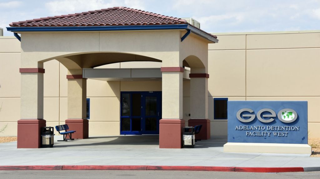  El Gobierno libera a cientos de indocumentados por el miedo a coronavirus 