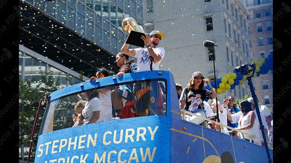  Los Warriors se dan otro ba&ntilde;o de multitudes para celebrar su tercer t&iacute;tulo de la NBA 