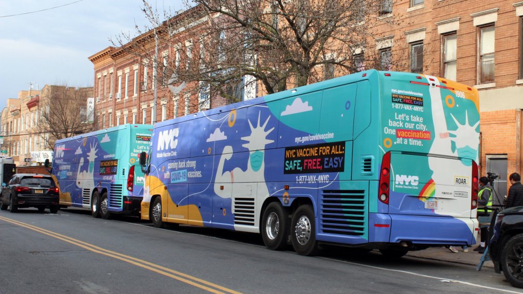  Una flota de autobuses para acelerar la vacunaci&oacute;n de los neoyorquinos 