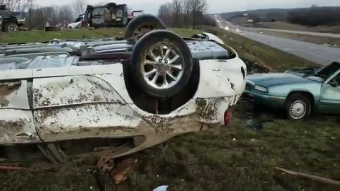 Video: Tornado levanta mÃ¡s de 12 autos en autopista de Estados Unidos y causa 3 muertes  
