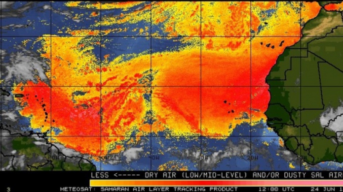 Densa nube de polvo del Sahara arropa a las islas del Caribe...
