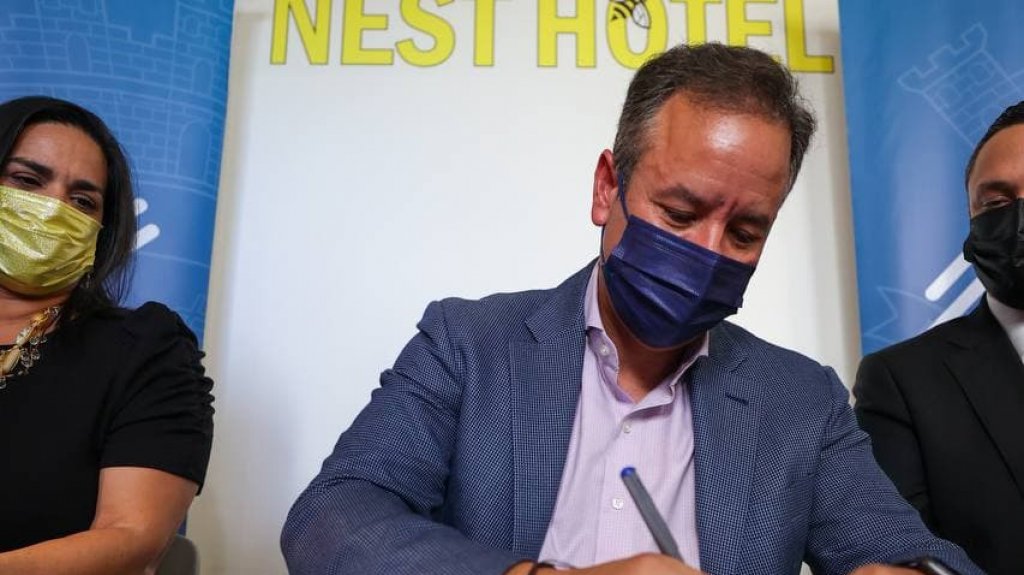  Alcalde de San Juan firma decreto de exenci&oacute;n contributiva para promover el desarrollo de R&iacute;o Piedras e inaugura hotel en el sector 