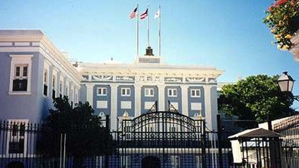  Gobernador decreta un d&iacute;a de duelo por fallecimiento del pintor Arnaldo Roche Rabell 