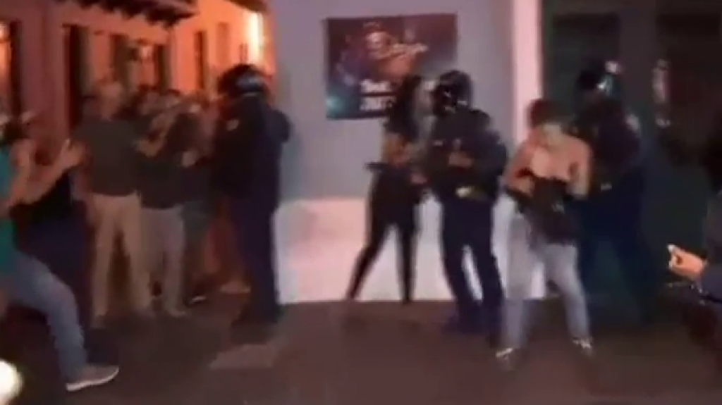  Video: Ped&iacute;an &ldquo;Respeto&rdquo; al gobernador frente a fortaleza, pero empujaron y lanzaron objetos a los polic&iacute;as 