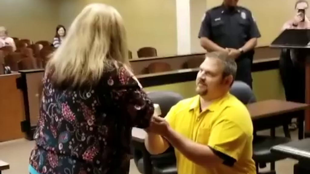  Video: Lleg&oacute; con uniforme de preso y esposado al tribunal donde trabajaba su novia 