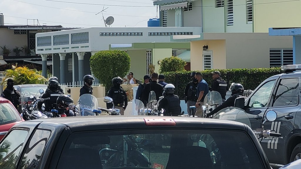  En video momento en que polic&iacute;as arrestan varios indocumentados que llegaron hoy por Rinc&oacute;n 