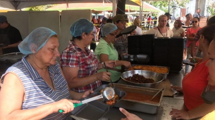 Arecibo continÃºa con iniciativa de cocina comunitaria tras el paso de MarÃ­a