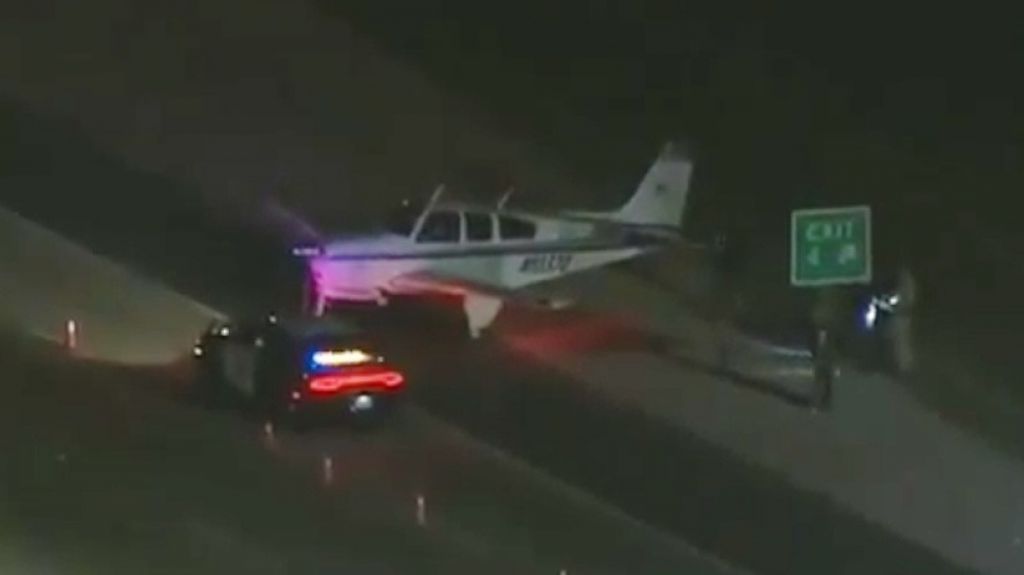  Un avioneta aterriza de emergencia en una carretera de EE.UU.&nbsp; 