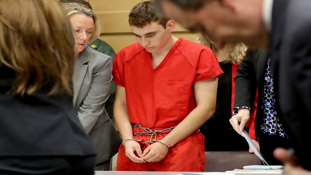  Autor de matanza de Parkland puso sobre el f&eacute;retro de su madre gorra de Trump 