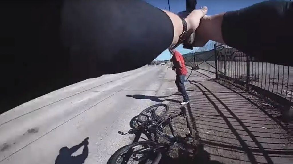  VIDEO: Momento en el que 3 polic&iacute;as disparan a un hombre, segundos despu&eacute;s de que este sacara su arma 