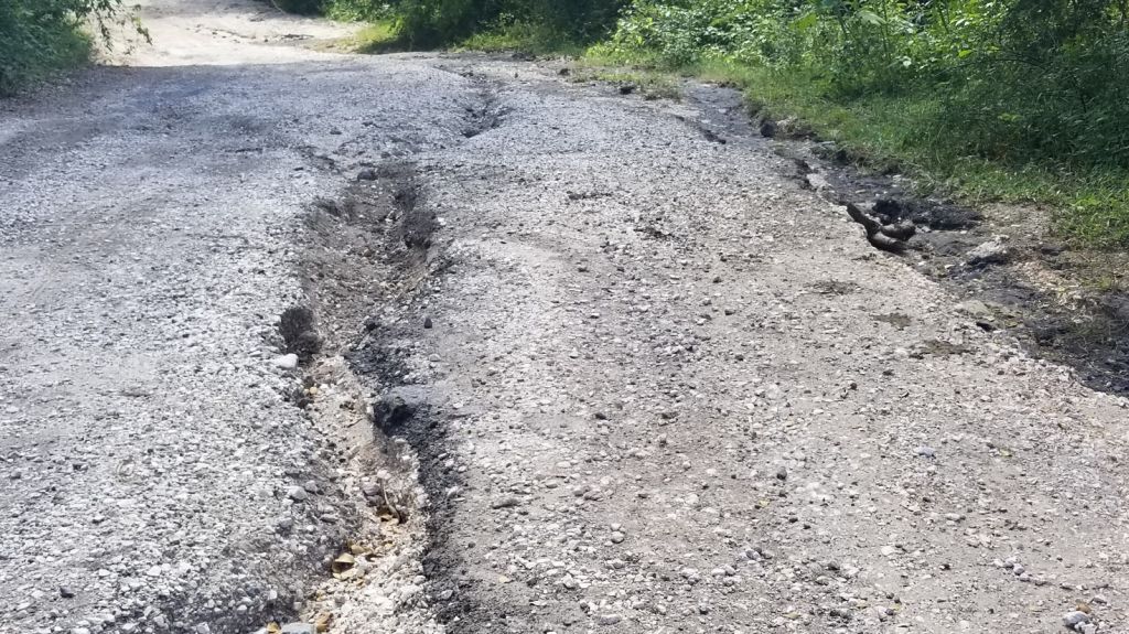  Denuncian cr&iacute;tico abandono de calles en comunidad de Salinas 