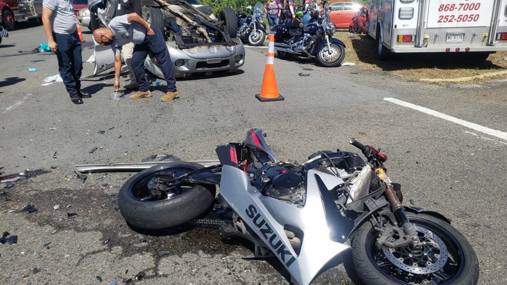  Fotos: Ocupan drogas en la motora que provoc&oacute; que un auto se volcara hoy en Aguada 