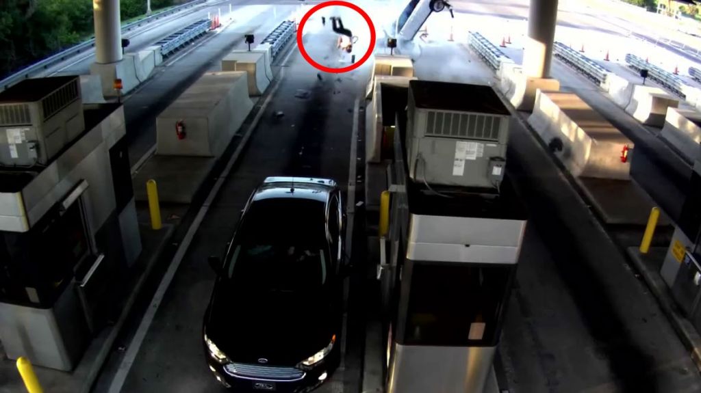  Video: Hombre sale disparado de auto que choco contra muro de seguridad en un peaje de Florida 