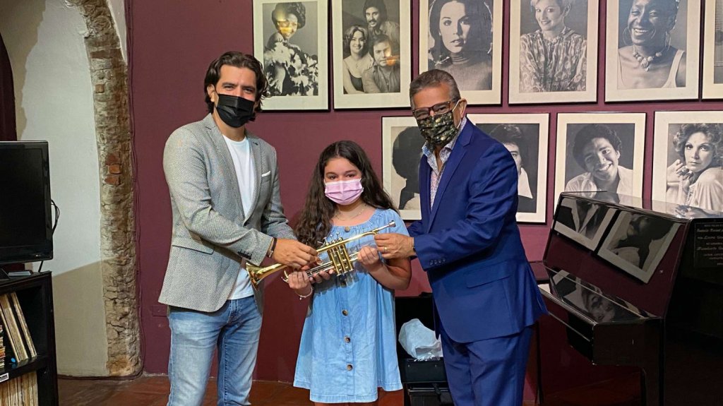  Luis Perico Ortiz y Stevan Micheo entregan trompeta a estudiante de Escuela Libre de M&uacute;sica 