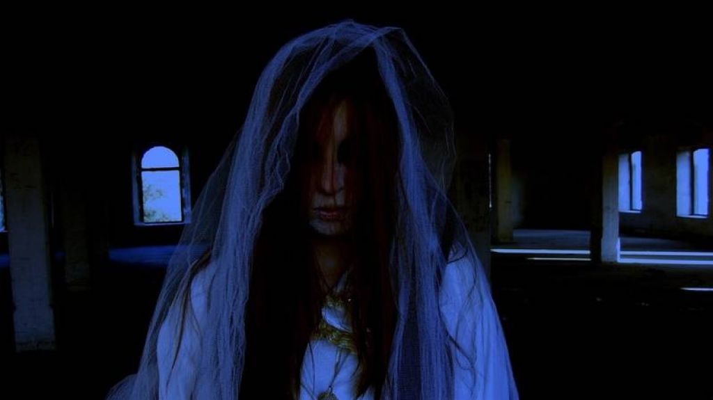  Fotos:Sufre un accidente de auto con un disfraz de Halloween lleno de sangre falsa y creen que est&aacute; muerta 