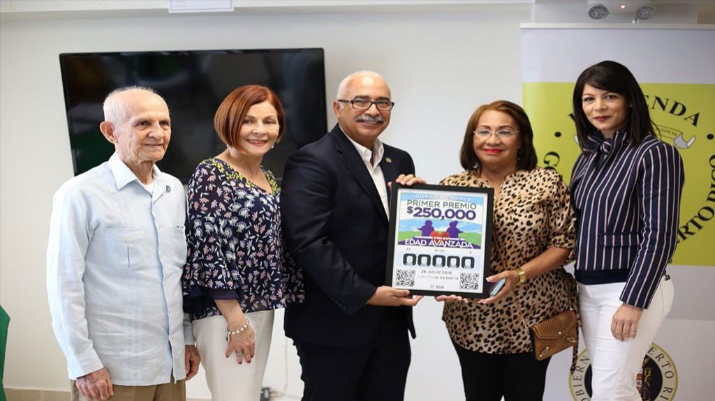  Hacienda y Loter&iacute;a de Puerto Rico hacen entrega de billete conmemorativo a las personas de edad avanzada 
