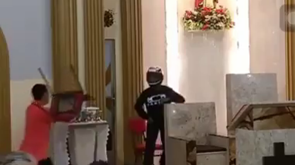  Video: Otro &ldquo;Caco&rdquo; que entro a robar en una iglesia y los feligreses le dieron con todo lo que encontraron 