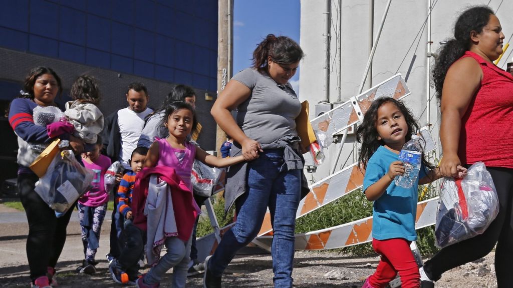  Ordenan ex&aacute;menes m&eacute;dicos a ni&ntilde;os inmigrantes detenidos tras dos muertes 