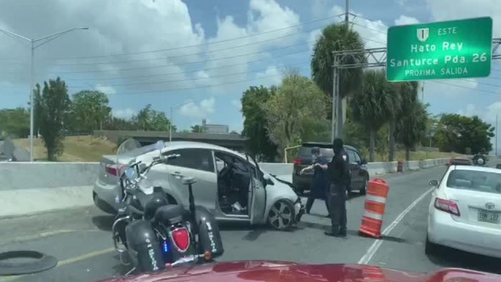  En video: Momento en que enfermera se detiene en avenida de Hato Rey para ayudar una persona herida 