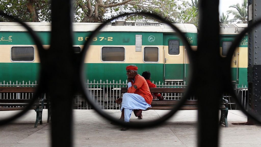  Pakist&aacute;n supera los 1.000 casos de COVID-19, pero no cierra las mezquitas 