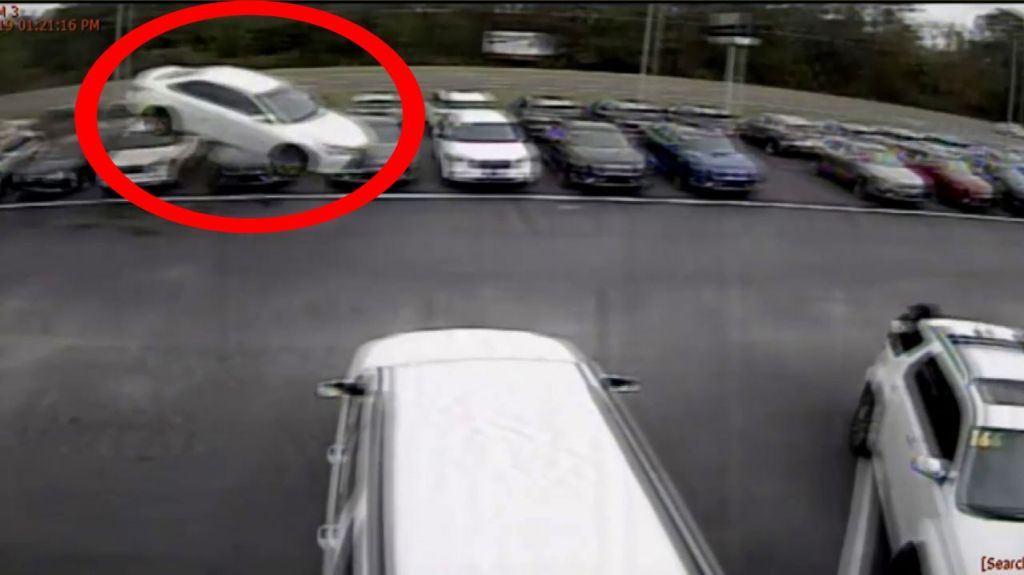  Video: El autom&oacute;vil vuela sobre decenas de autos en un concesionario en Florida 