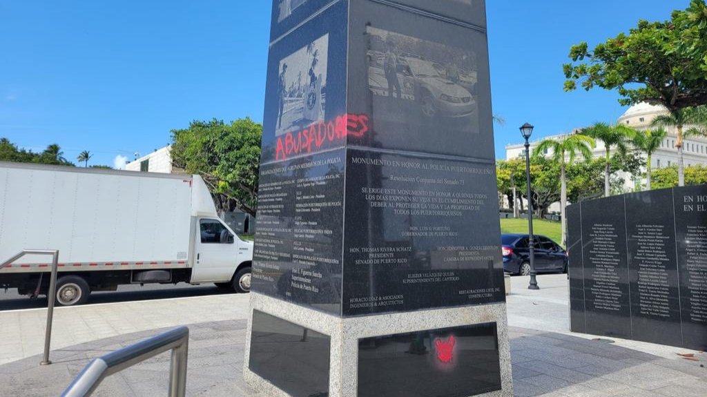  Lamentan vandalismo reportado en el monumento al Polic&iacute;a Ca&iacute;do 